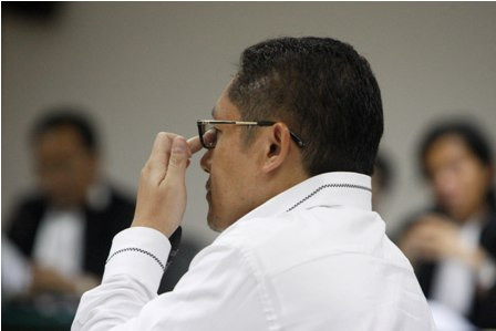 Anas Khusyuk Mencatat Saat Jaksa Bacakan Tuntutan