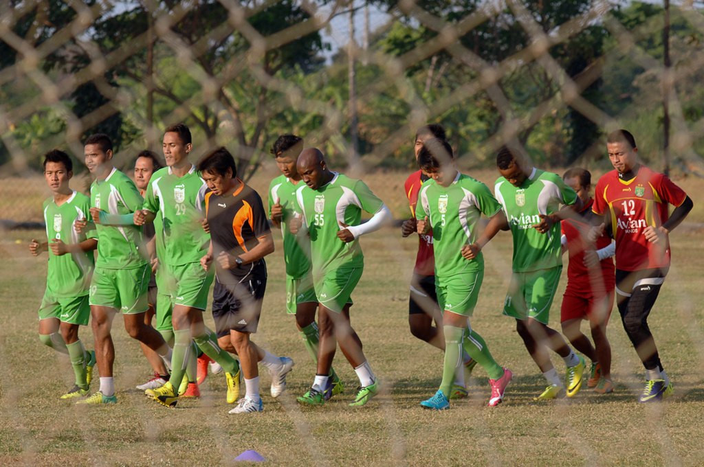 Skuat Persebaya saat melakoni latihan jelang laga babak delapan besar ISL (ANTARA FOTO/M Risyal Hidayat)