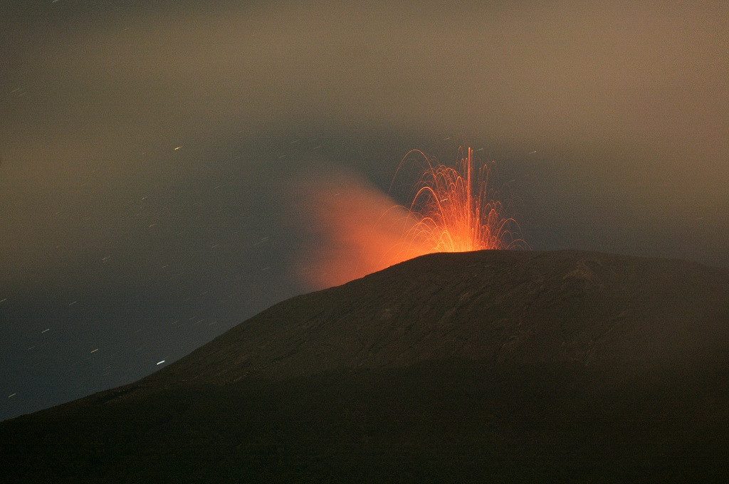 Gunung Slamet melontarkan lava pijar mulai 9 hingga 10 September 2014, MI - Liliek Dharmawan