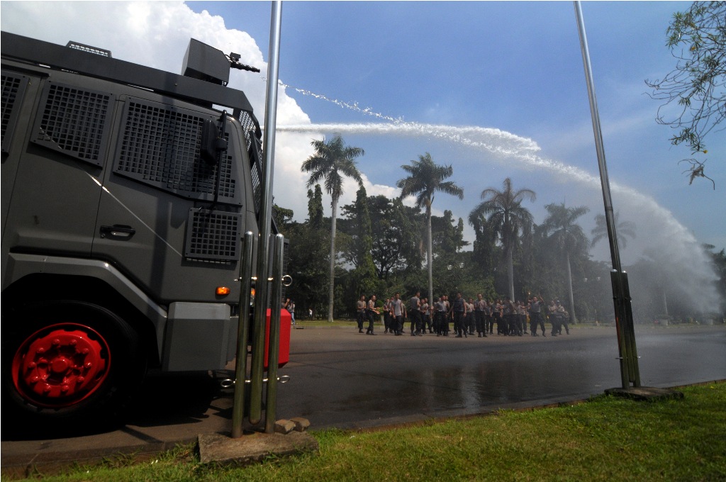 Mobil antihuru-hara (water canon) milik Brimob Polda Metro Jaya menyeprotkan air ketika berlangsungnya latihan penaganan demonstrasi di Kawasan Monas, Jakarta, Rabu (29/5) - ANT/Zabur Karuru