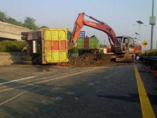 Truk yang Terlibat Kecelakaan Tol Kamal Dievakuasi
