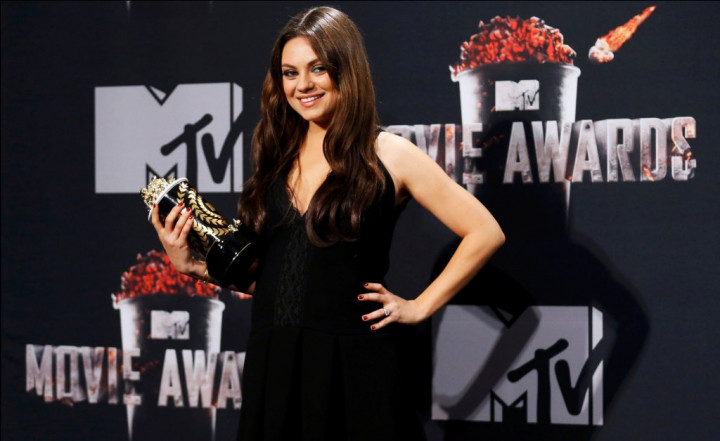 Hamil Besar, Mila Kunis Senang Telanjang  