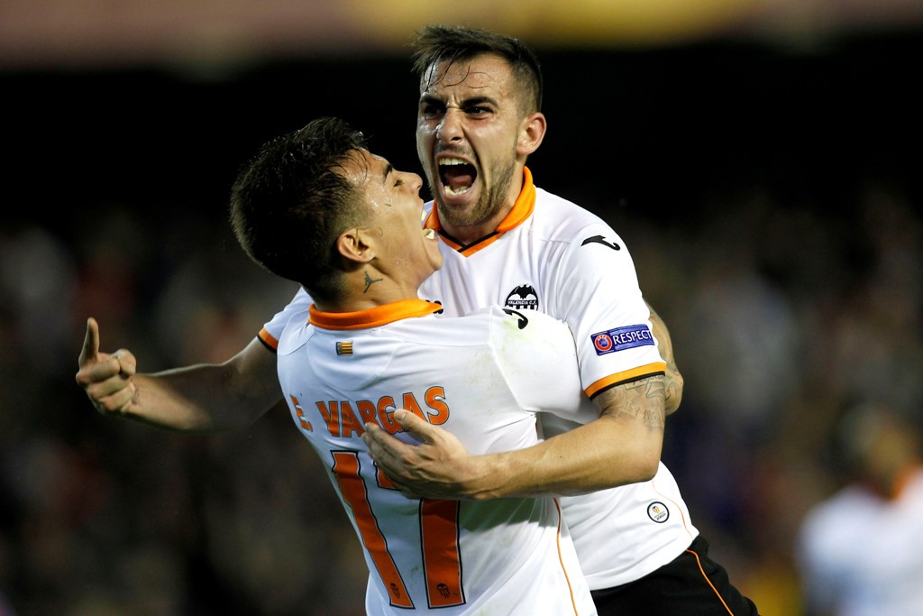 Selebrasi gol Paco Alcacer (kanan) saat mencetak gol untuk Valencia (AP Photo/Alberto Saiz)