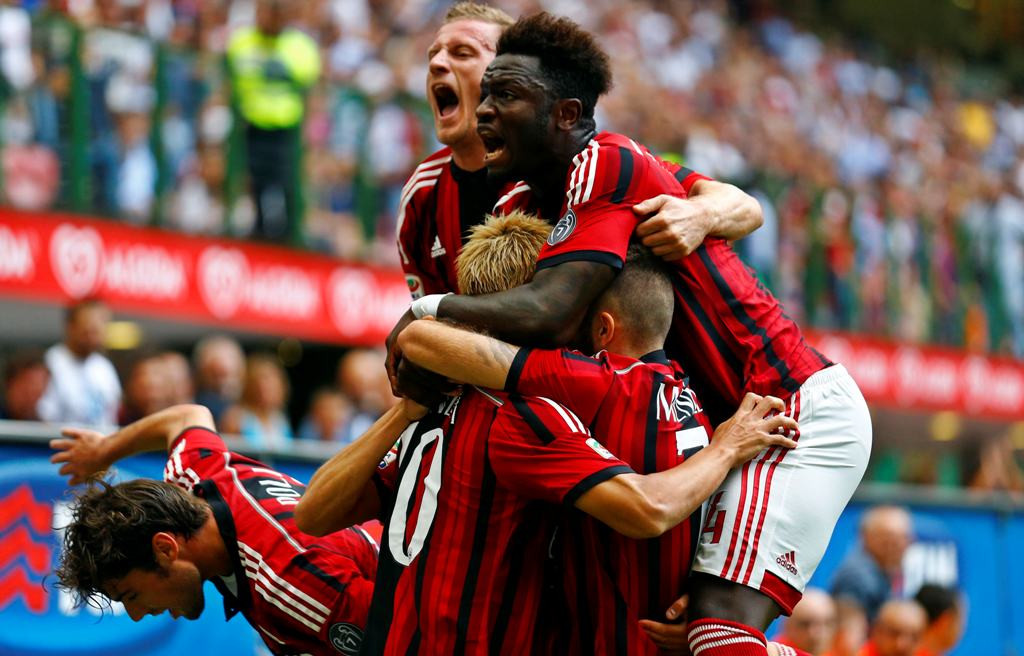 Para pemain Milan merayakan gol yang dicetak Jeremy Menez (REUTERS/ Stefano Rellandini)