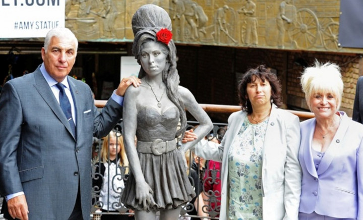 Patung Mendiang Amy Winehouse Didirikan di London