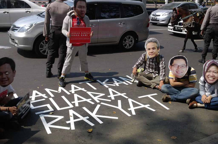 'Ahok, Risma dan Ridwan Kamil' Demo di Depan Istana 