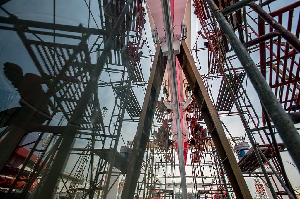 Pekerja Persiapkan IIMS 2014