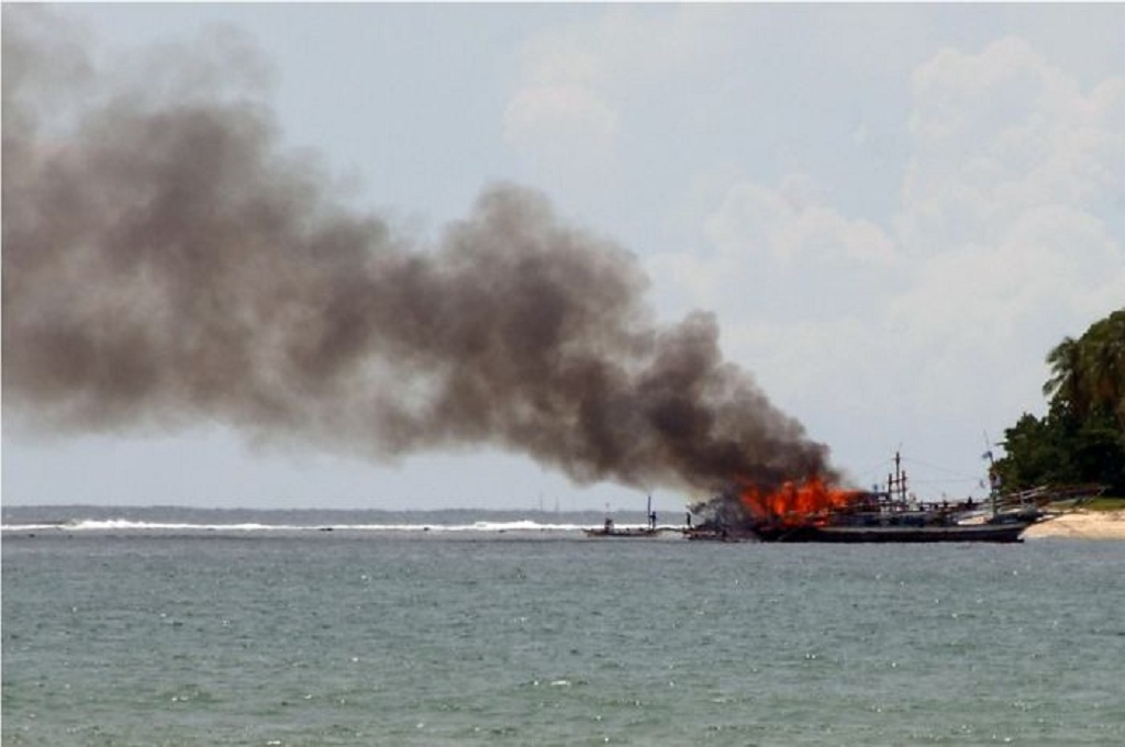 Ilustrasi kapal terbakar, Ant - Iggoy El Fitra