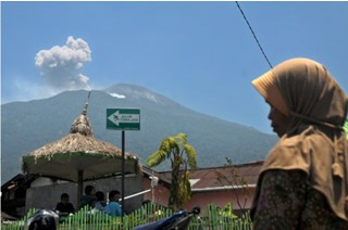 Siang hingga Sore, Gunung Slamet Alami 11 Letusan
