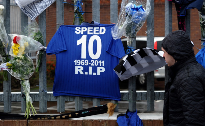 Seorang fan tengah mengenang Gary Speed di sudut kota Liverpool (Foto: PAUL ELLIS / AFP)