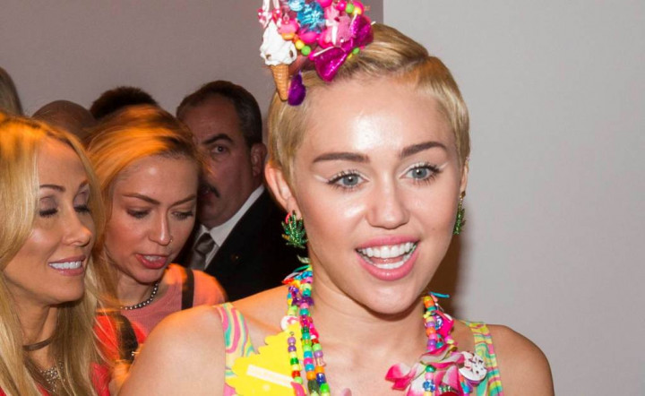 Pose Bugil Miley Cyrus Hiasi Sampul Majalah