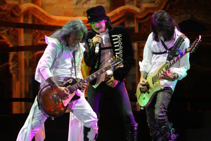 Ari Lasso Ciuman Bibir dengan Personel /rif di Tengah Konser