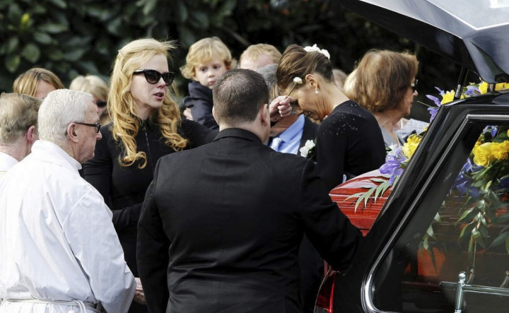 Suasana Haru Iringi Pemakaman Ayah Nicole Kidman