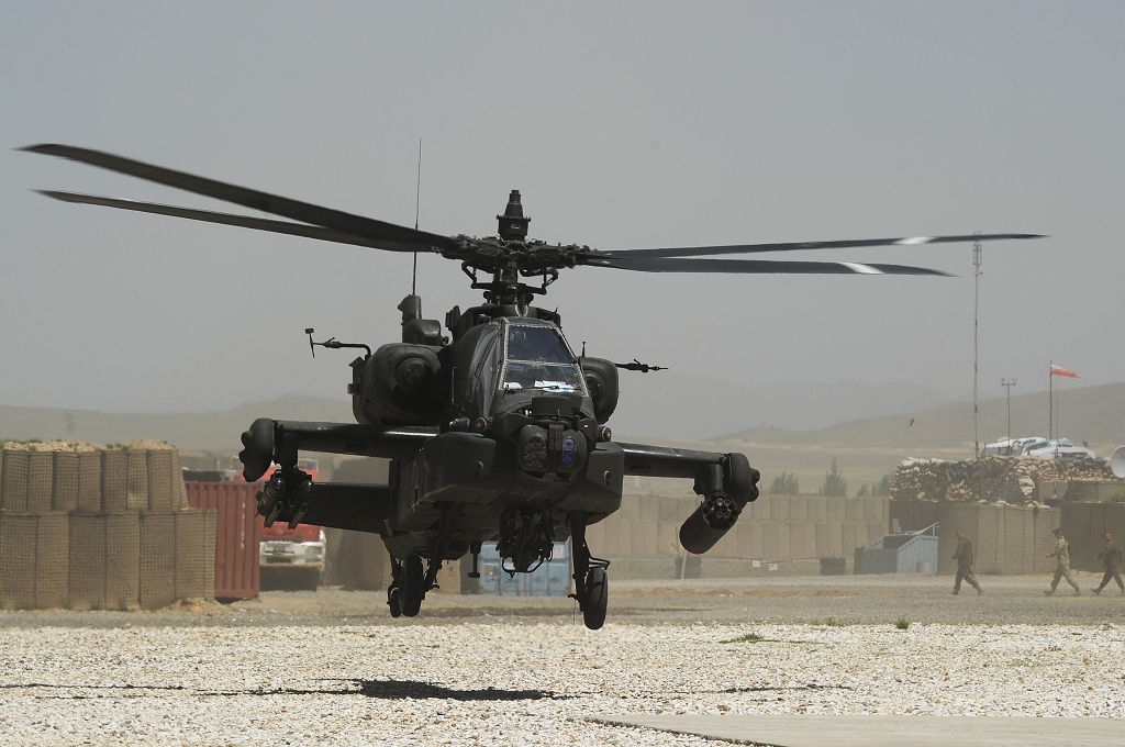 Sebuah helikopter Apache milik AS mendarat di Afghanistan -- DIBYANGSHU SARKAR / AFP