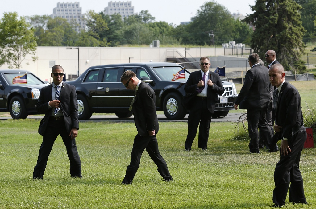 Sejumlah agen Secret Service bersiaga menanti kedatangan helikopter Presiden Barack Obama di Bethesda, AS -- YURI GRIPAS / AFP