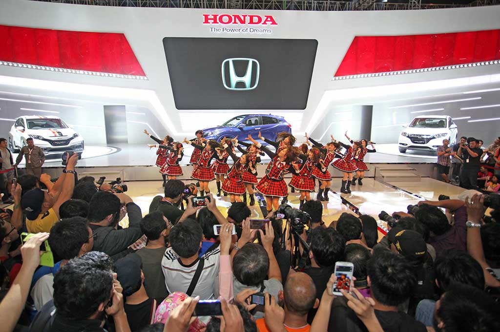 Atraksi JKT48 di Booth Honda
