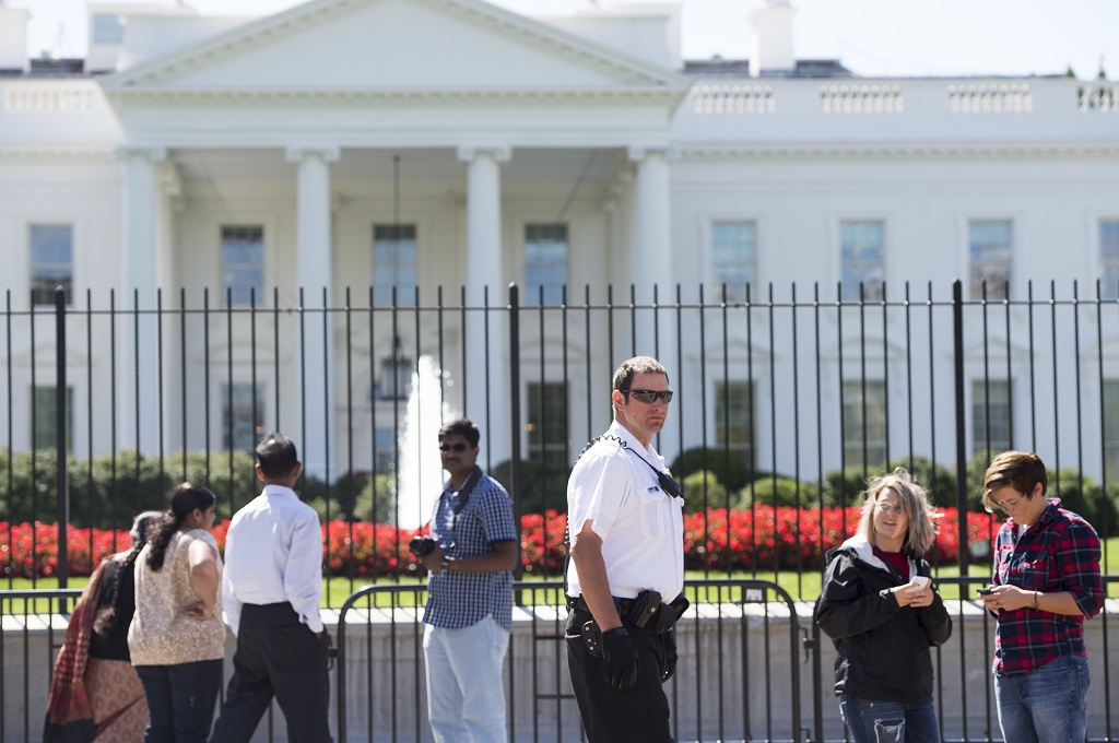 Seorang agen Secret Service menjaga wilayah luar Gedung Putih di Washington DC, AS  - AFP/SAUL LOEB