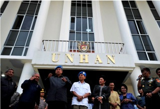 Unhan Tebar Senyum di Hari Perdamaian Dunia