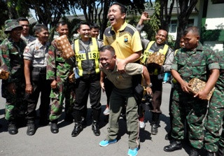 KSAD dan Wakapolri Bahas Bentrokan Aparat di Batam