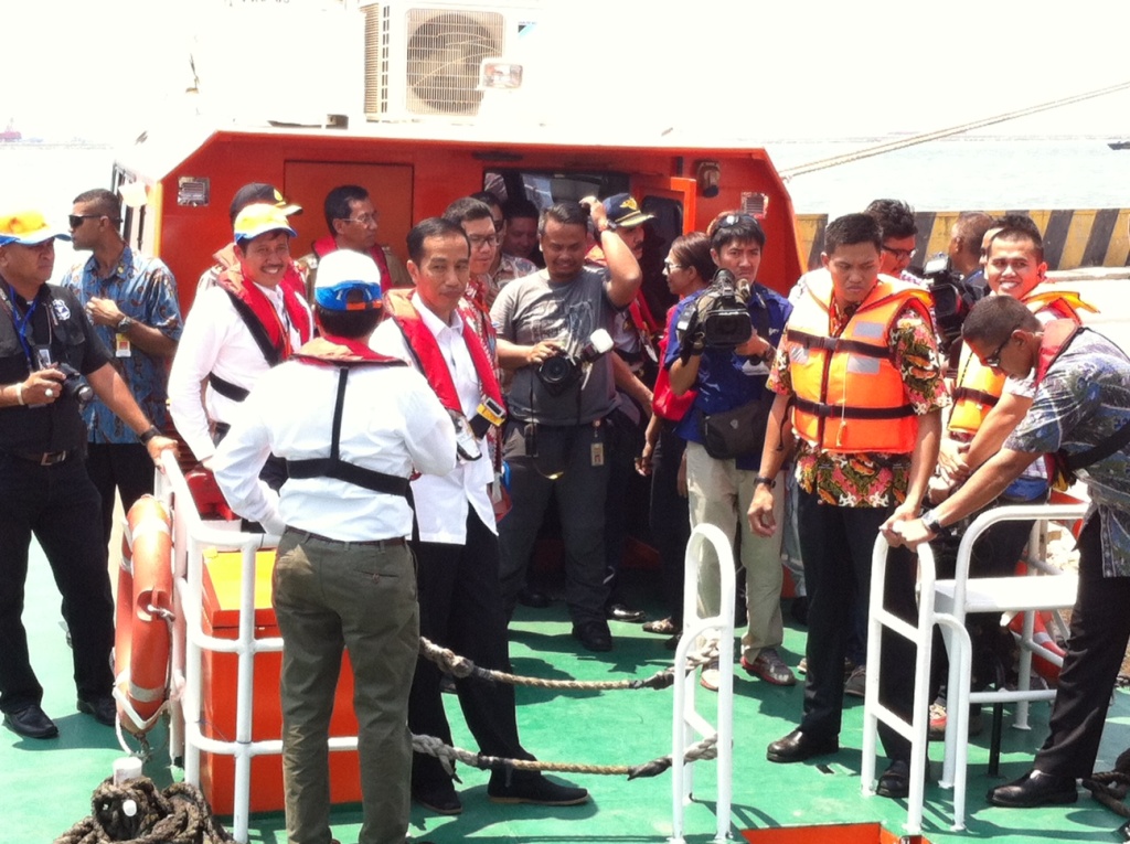 Jokowi saat meninjau Pelabuhan Tanjung Priok -- (FOTO: MTVN/Desi Angriani)