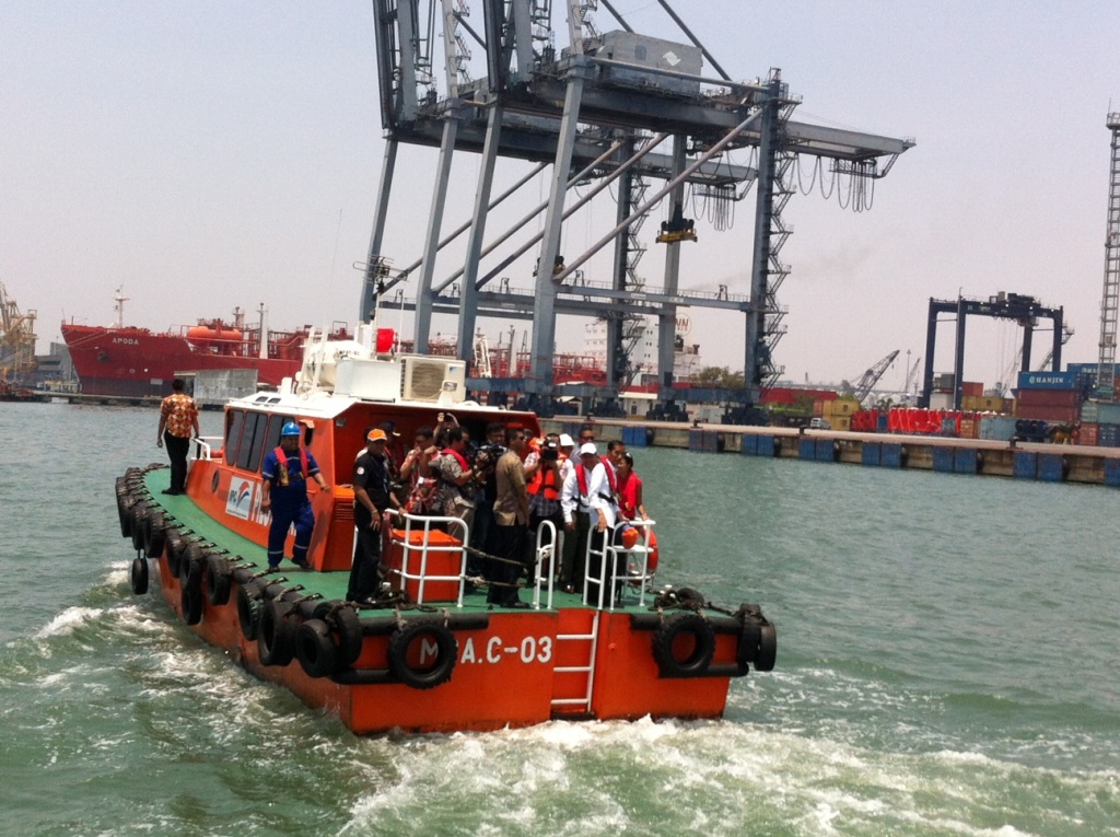 Jokowi saat meninjau Pelabuhan Tanjung Priok -- (FOTO: MTVN/Desi Angriani)