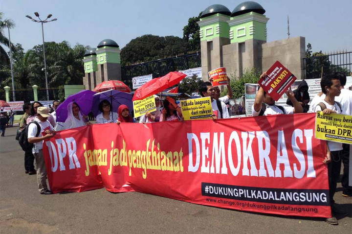 Dukung Pilkada Langsung, 35 Lembaga Demo di Gedung DPR