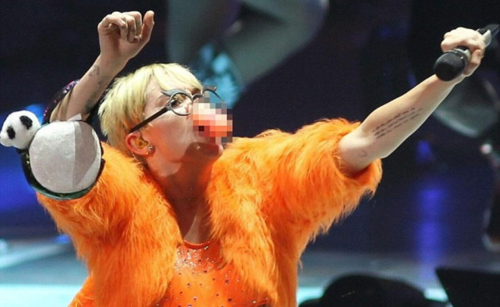 Konser, Miley Cyrus Tempel 'Alat Kelamin Pria' di Hidungnya