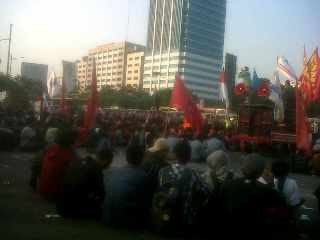 Letih, Demonstran di DPR Mulai <i>Lesehan</i>