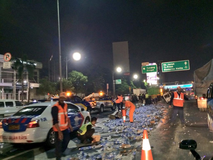 Nahas, Dua Truk Tabrakan di Tol Slipi