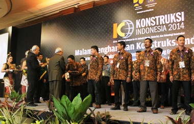 Menteri PU Berikan Penghargaan Pemenang Kontruksi Indonesia 2014