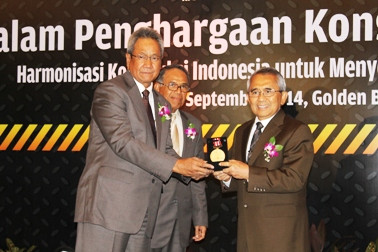 Djoko Kirmanto Terima Penghargaan Adipurna Adnyana Konstruksi 