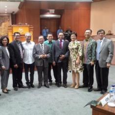 Paripurna tak Kunjung Mulai, Anggota DPR Ber-<i>selfie</i> Ria   