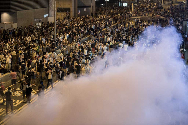 Ditembaki Gas Air Mata, Demonstran Pro Demokrasi Hong Kong Tetap Bertahan 