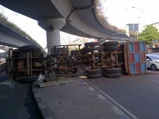 Truk Terbalik di Bawah Flyover Matraman
