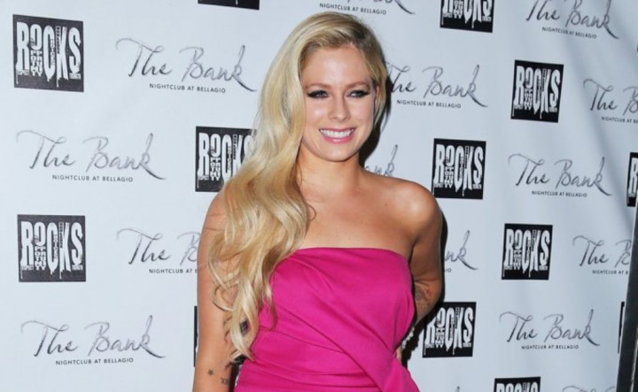 Di Tengah Isu Cerai, Avril Lavigne Rayakan Ultah Tanpa Suami