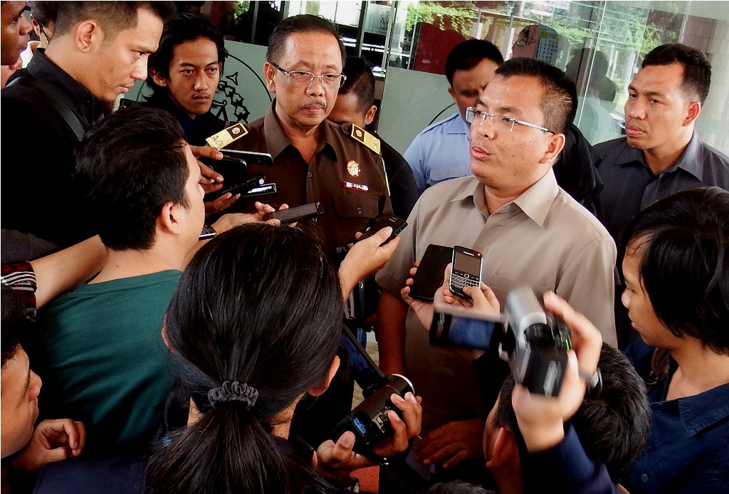 Wakil Menteri Hukum dan Hak Asasi Manusia Denny Indrayana memberikan keterangan usai memenuhi panggilan Kejaksaan Agung, Jakarta, Senin (29/9/2014). ANT/Roberto Calvinantya Basuki