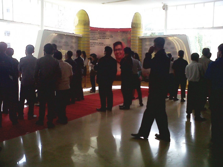 Karangan Bunga 'Banjiri' Kantor Karen