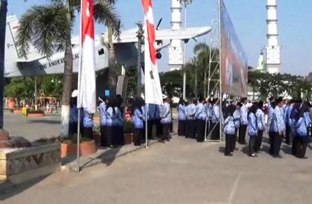 Upacara Kesaktian Pancasila, Para PNS Ini Malah Berteduh di Bawah Pohon