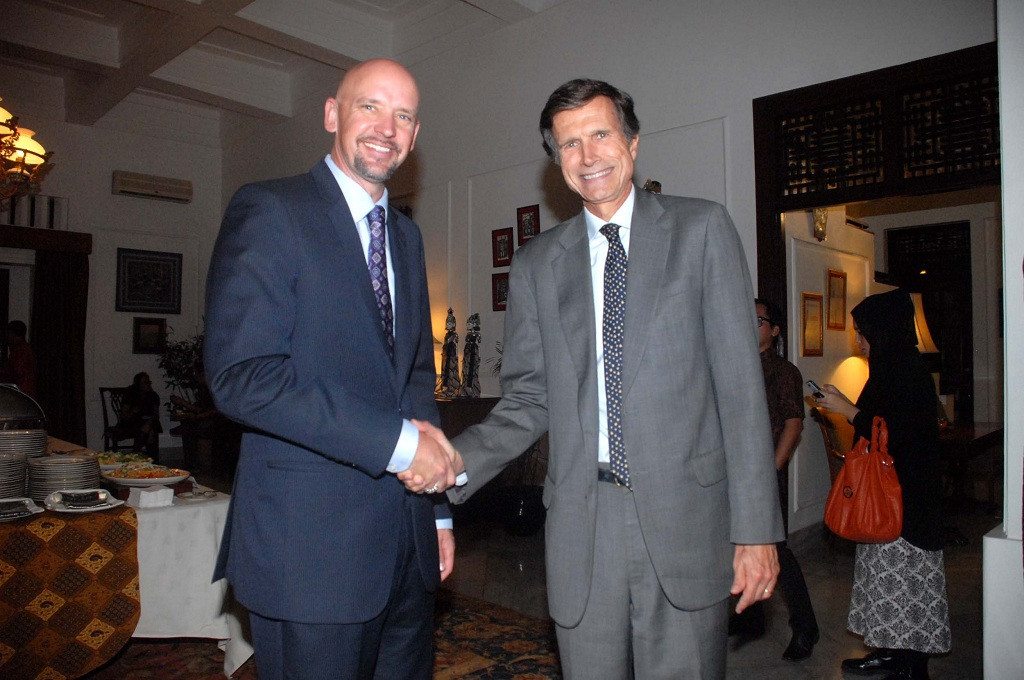 Dubes AS untuk RI Robert Blake (kanan) berjabat tangan dengan atase baru di bidang pers yang juga menjabat juru bicara di kediaman Deputi Kepala Misi AS di Menteng, Jakarta Pusat - Willy Haryono