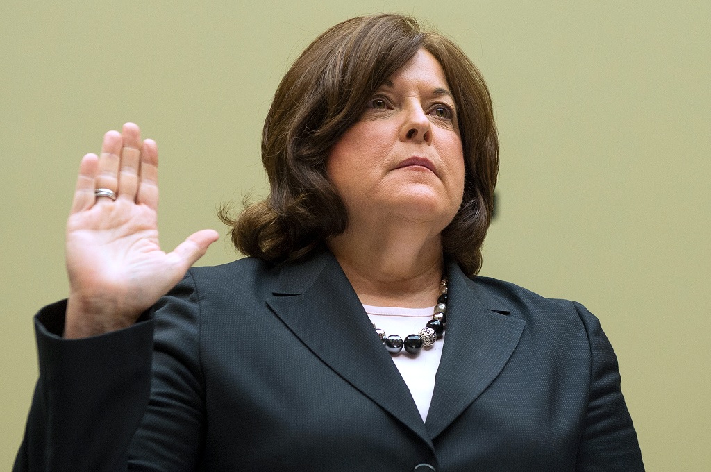 Kepala Secret Service Julia Pierson diambil sumpahnya saat hendak bersaksi di depan Kongres AS di Washington DC terkait masalah keamanan Gedung Putih - AFP/JIM WATSON