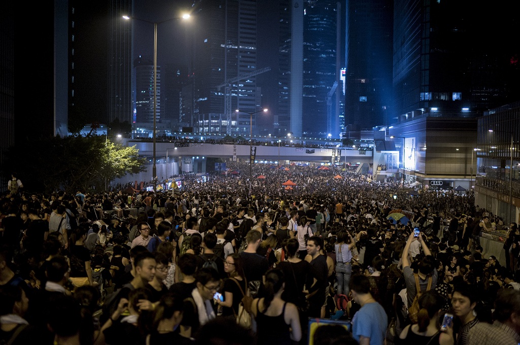 Demonstran pro demokrasi memadati jalanan Hong Kong hingga malam hari - AFP/Alex Ogle