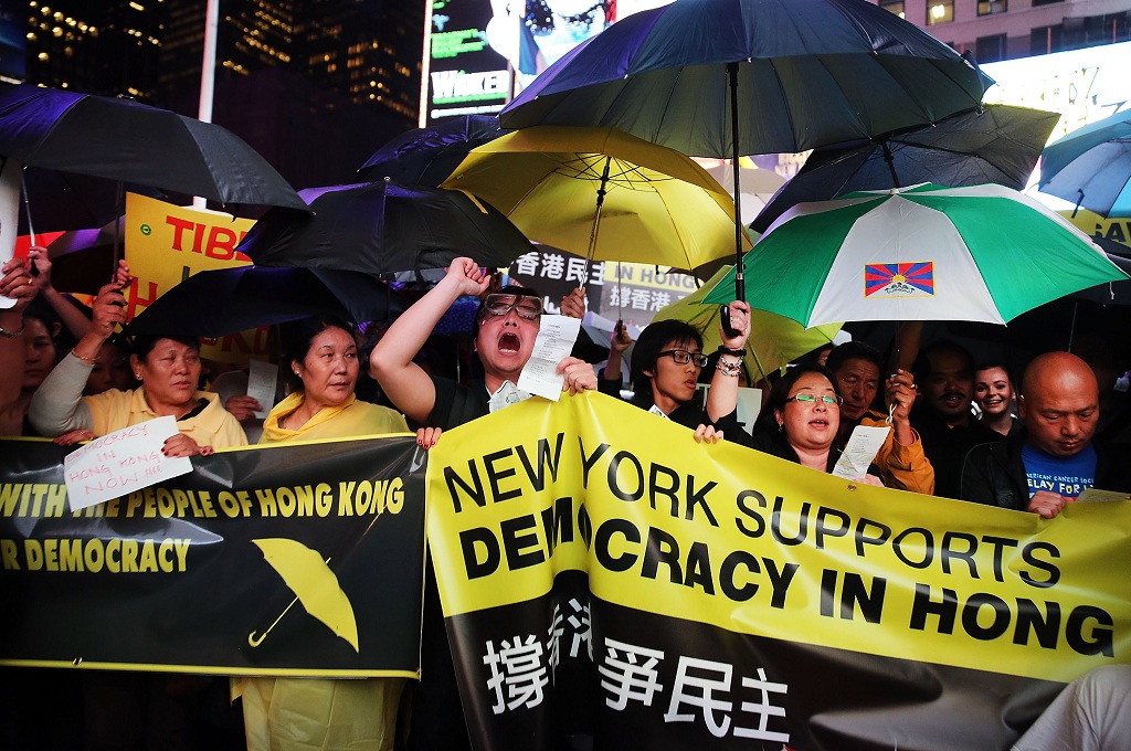 Ratusan warga AS berkumpul di Times Square, New York, untuk mendukung unjuk rasa pro demokrasi di Hong Kong - AFP/SPENCER PLATT/GETTY IMAGES NORTH AMERICA