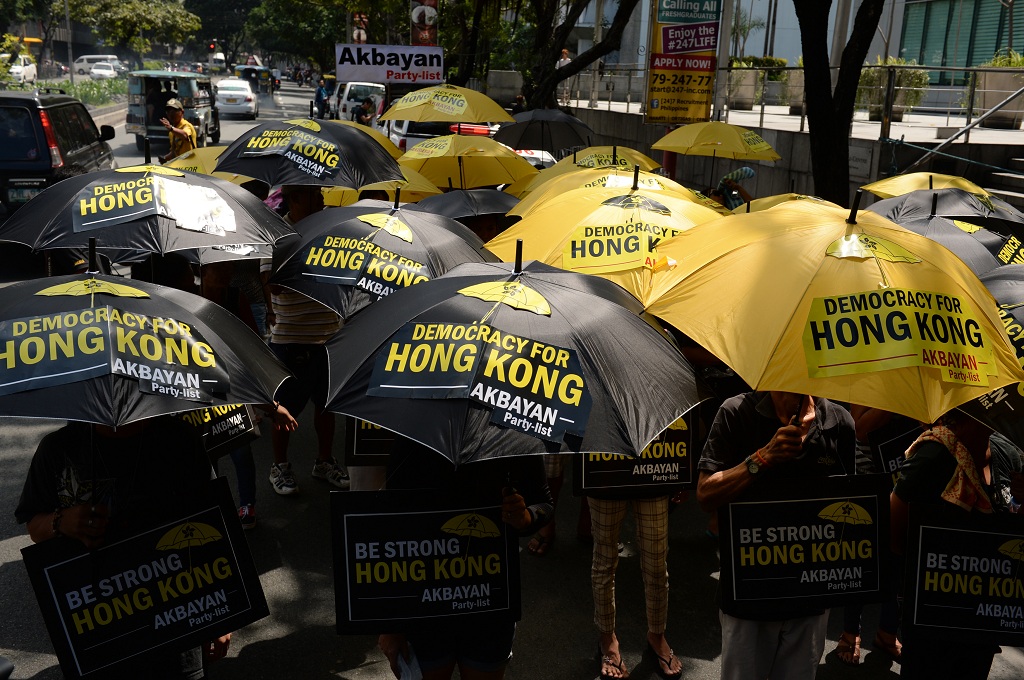 Pendemo membawa payung kuning dan hitam dalam aksi mendukung unjuk rasa pro demokrasi Hong Kong di Manila, Filipina - AFP/TED ALJIBE