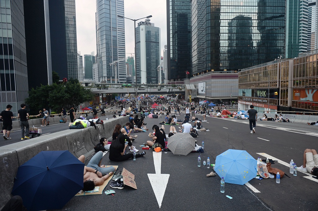 Demonstran pro demokrasi menginap dan tidur di jalanan Hong Kong - AFP/DALE de la REY