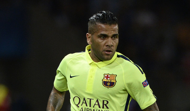 Tinggalkan Barca, Alves Pastikan Main di Inggris