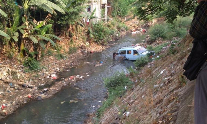 Angkot <i>Nyemplung</i> di Kali Ciracas