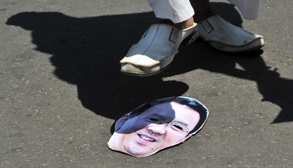 Salah satu demonstran menginjak foto Ahok. AFP