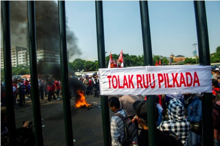 WNI di London Demonstrasi Tolak UU Pilkada