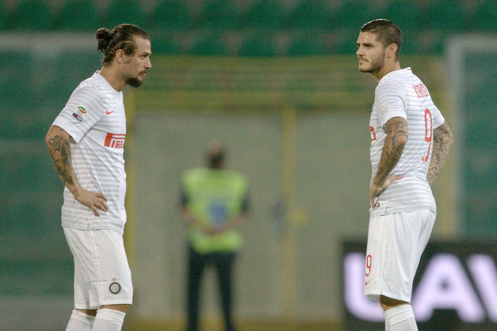 Ekspresi kecewa dua striker Inter, Pablo Osvaldo dan Mauro Icardi usai gawang Inter kebobolan (Foto: AFP PHOTO / MARCELLO PATERNOSTRO)