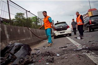 Trailer dan Bus Tabrakan di Tol Cikarang
